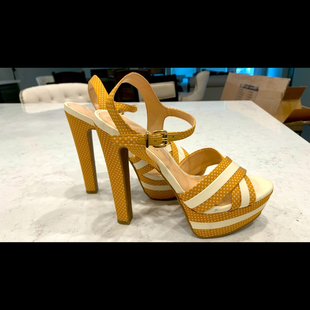 Jessica Simpson 5 1/2 in heels